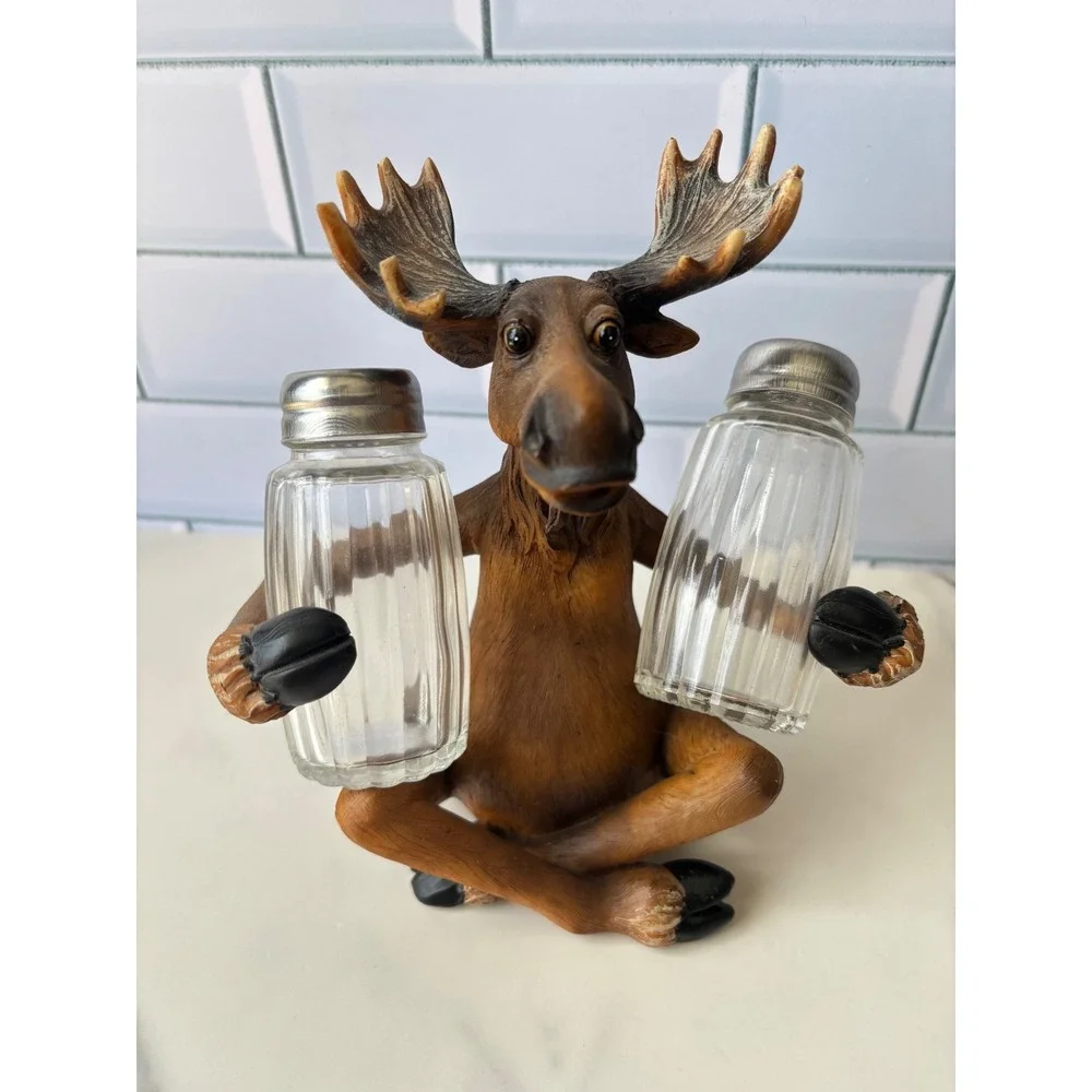 Rivers Edge Products Sitting Moose Salt and Pepper Shaker‎ Holder Set